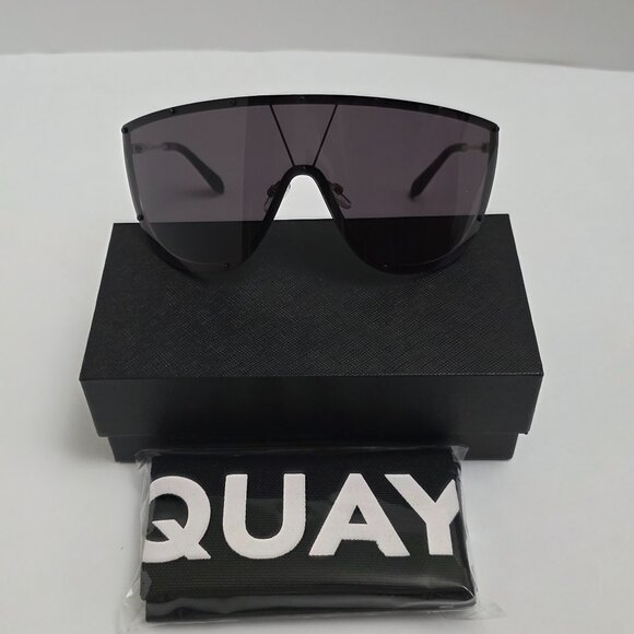Quay Australia On Set Oversized Shield Sunglasses - Picture 4 of 12